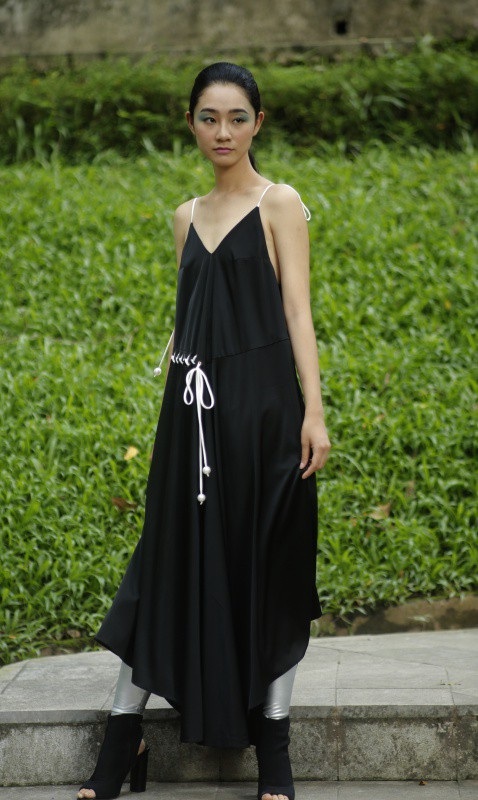 Hồng Quế và dàn chân dài diễn thời trang cho đôi bạn thân Ngọc Hân - Hà Duy - 14 Á quân Next Top Trà My trong một thiết kế của Huyền Nhung Nguyễn.