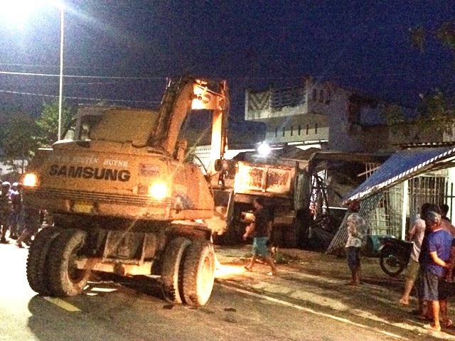 Xe tải tông liên tiếp 3 nhà dân, 4 người thoát chết đầy may mắn - 4 Lực lượng chức năng điều xe đến giải cứu xe tải bị mắc kẹt phía bên trong. (Ảnh: CTV)
