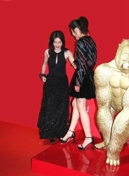 Nhan sắc "hút hồn" của "Phú sát hoàng hậu" Tần Lam - 9
Thái Trác Nghiên rất chu đáo với Phú sát hoàng hậu