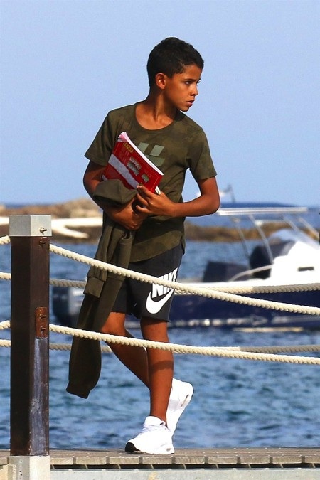 Cậu con trai Cristiano Jr. cũng được bố đưa đi “quẩy”
