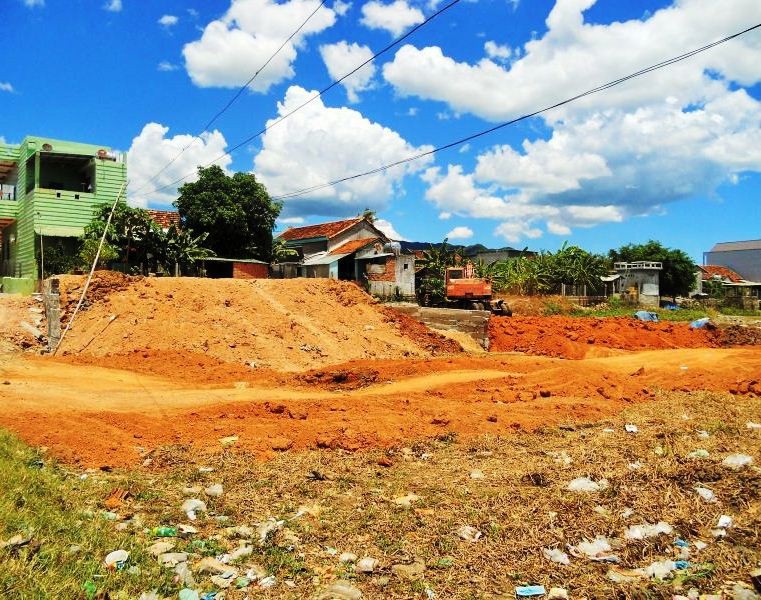 Dân đua nhau lấn đầm xây dựng nhà trái phép tại Bình Định! - Ảnh 2. Dân đua nhau lấn đầm xây dựng nhà trái phép tại Bình Định! - Ảnh 2.