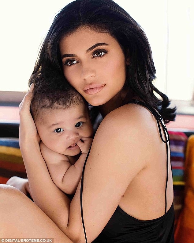 “Tỷ phú showbiz” tâm sự từng bị “cả thế giới bắt nạt” - 3 Kylie Jenner và con gái