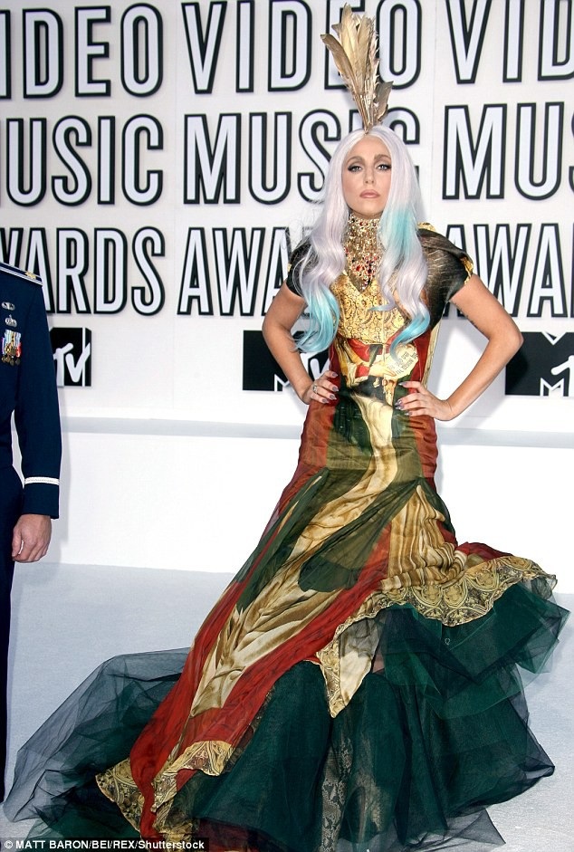 Ngôi sao lập dị nhất showbiz hé lộ về góc khuất nội tâm - 4 Bộ đầm mà Lady Gaga thích nhất