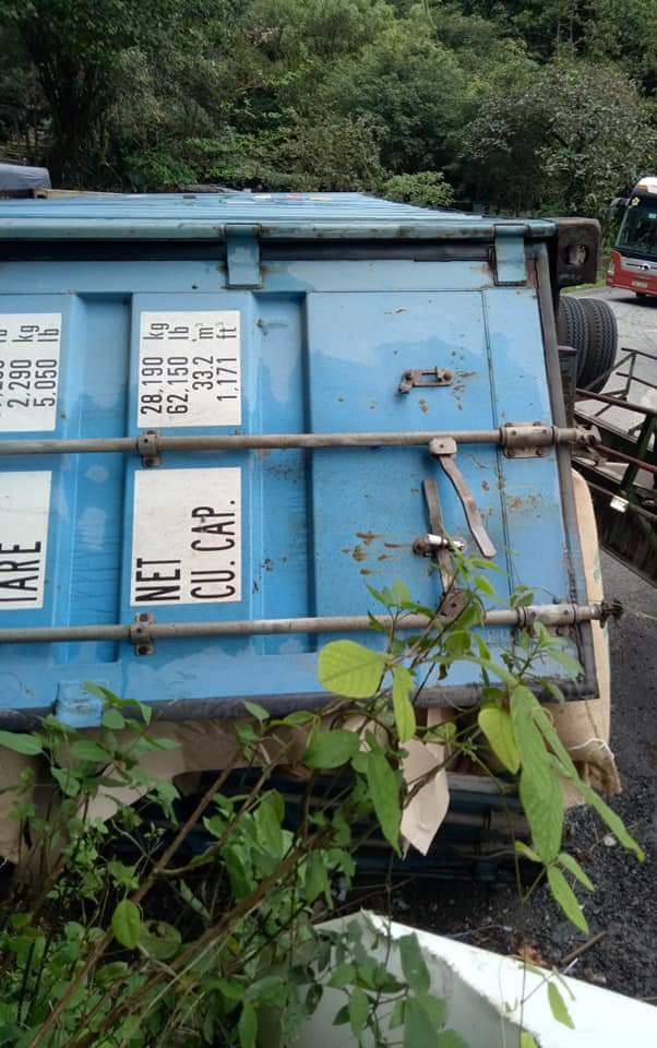 Container lao vào vách núi, lật nghiêng, tài xế mắc kẹt trong cabin - 3
Chiếc container lật nghiêng, phơi bụng, người dân phá cửa cứu tài xế mắc kẹt trong cabin