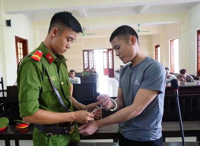 Kẻ 2 lần vào tù “không mong vợ sẽ chờ mà chỉ thương con” - 1 Với bản án 20 năm tù, Hà Văn Đức không dám mong người vợ sẽ chờ đợi mà chỉ day dứt vì đứa con trai 3 tuổi mà không biết nói, không biết đi