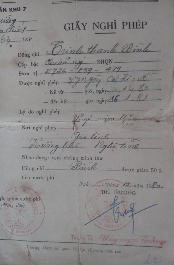Liệt sĩ trở về quê nhà sau gần 30 năm “hy sinh” - 3 Giấy nghỉ phép đơn vị cấp mà ông Bình lưu giữ cho thấy, vào tháng 12/1980, ông Bình có cấp bậc Chuẩn úy, đơn vị E 726 - F59 - 479 (thuộc Quân khu 7)