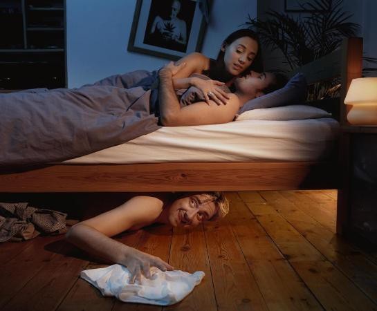 Trốn 14 giờ dưới gầm giường vì bạn trai của nhân tình về nhà ngay "giữa hiệp" - 1
Chàng trai ở dưới gầm giường suốt đêm cho tới 9 giờ 30 phút sáng. Hình minh họa.