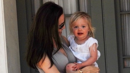 Ngỡ ngàng khi công chúa nhà Jolie-Pitt lớn nhanh như thổi - 2 Để tránh các tay săn ảnh, hai bậc phụ huynh Angelina Jolie và Brad Pitt đã lựa chọn cho Shiloh chào đời tại Namibia. An ninh tại bệnh viện, khách sạn đều được thắt chặt và thậm chí Namibia được cho là đã từ chối cấp visa cho các nhà báo nước ngoài, tất cả chỉ để bảo mật cho bé Shiloh.