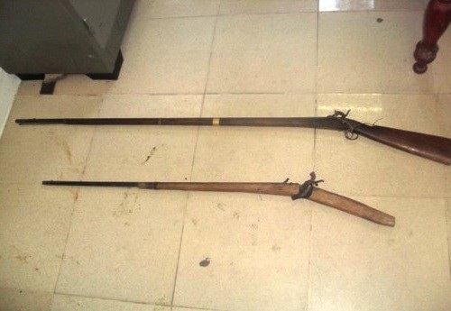 Kiểm lâm bị nhóm thợ săn dùng súng tự chế bắn trọng thương - 1 Nhóm đối tượng dùng súng kíp bắn kiểm lâm bị thương (ảnh minh họa)