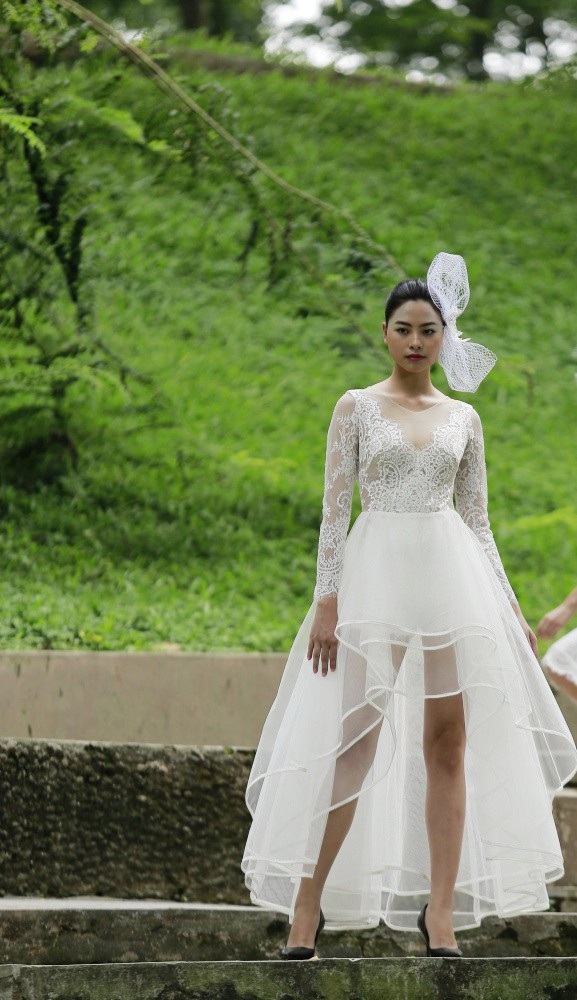 Diva Thanh Lam tiết lộ mối lương duyên đặc biệt với NTK Minh Hạnh - 14 Chọn chất liệu ren và voan lưới, với gam màu nhẹ nhàng trong sáng, Trần Thiện Khánh dẫn dắt người xem vào khu vườn thơ mộng, nới có những thiếu nữ ngây thơ dịu dàng.