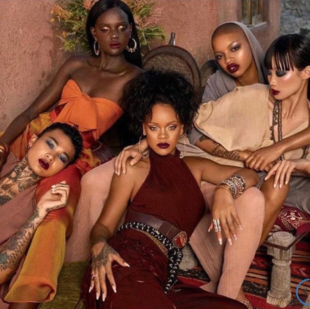 Người mẫu chuyển dạ ngay sau khi trình diễn nội y - 7 Slick Woods (đội mũ) xuất hiện cạnh Rihanna (váy đỏ) trong một quảng cáo thời trang