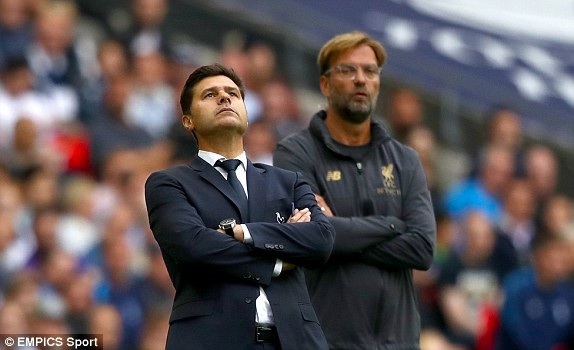 
Pochettino và Klopp chỉ đạo học trì thi đấu bên ngoài đường biên
