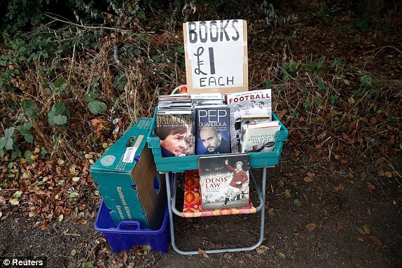 
Những quyển tạp chí lưu niệm được bày bán bên ngoài sân vận động
