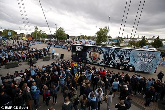 
Các cầu thủ Man City hành quân tới Etihad để thi đấu vòng 5 Premier League
