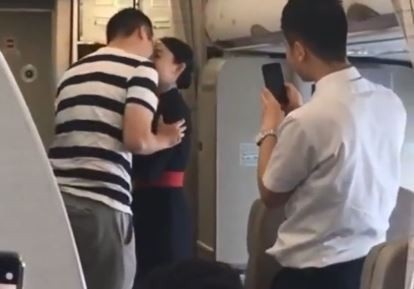 Nữ tiếp viên hàng không bị sa thải sau khi được bạn trai cầu hôn ngay tại máy bay - 2 Cả hai ôm nhau hạnh phúc sau khi cô gái nhận lời cầu hôn