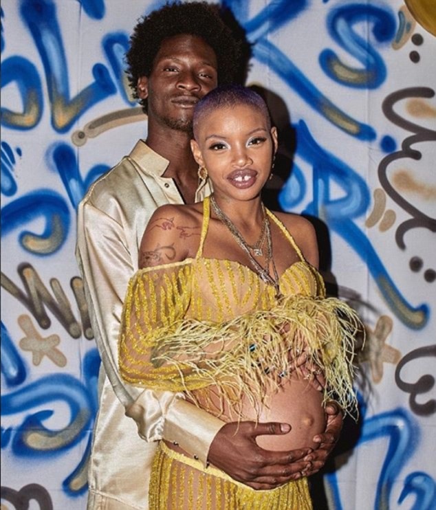Người mẫu chuyển dạ ngay sau khi trình diễn nội y - 2 Slick Woods và bạn trai đã vừa đón con trai chào đời.