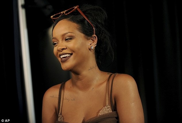 Người mẫu chuyển dạ ngay sau khi trình diễn nội y - 4 Nữ ca sĩ Rihanna tại show trình diễn