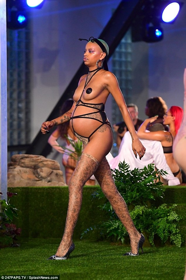 Người mẫu chuyển dạ ngay sau khi trình diễn nội y - 6 Slick Woods sải bước trình diễn