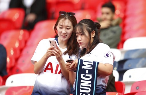 Tottenham 1-2 Liverpool: Klopp được đổi vận - 16
Các nữ cổ động viên xinh đẹp người Hàn Quốc ủng hộ Tottenham vì Son Heung Min