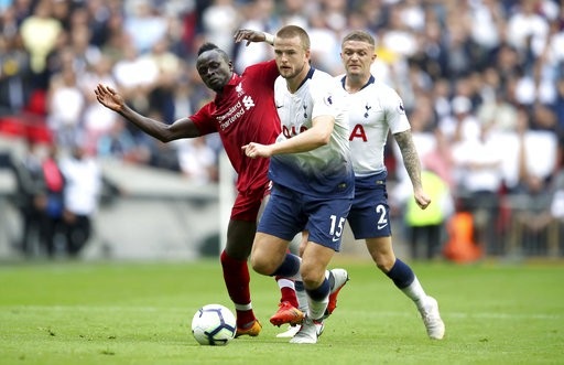 Tottenham 1-2 Liverpool: Klopp được đổi vận - 7
Hai cầu thủ Totenham - Trippier (phải) và Dier (giữa) ngăn chặn pha đi bóng của Mane (trái)