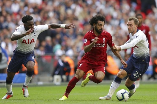 Tottenham 1-2 Liverpool: Klopp được đổi vận - 1
Hệ thống phòng thủ của Tottenham (áo trắng) thường xuyên mắc sai lầm ở trận tiếp đón Liverpool