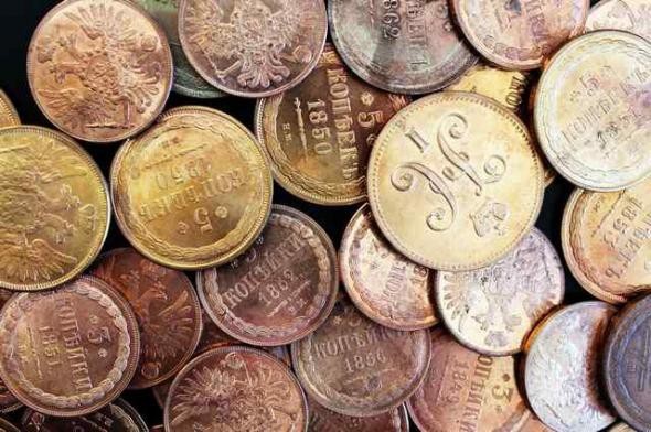 
Những đồng xu vàng đã bị đánh tráo thành 3 chiếc cờ lê và 1 chiếc dập ghim. (Nguồn: Crime Russia)
