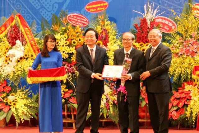 Công bố tiêu chuẩn xét công nhận chức danh giáo sư, phó giáo sư mới - 1
Theo quy định mới, chuẩn GS,PGS đã nâng cao lên, so với quy định cũ thì tổng điểm quy đổi đã tăng gấp đôi và đặc biệt bắt buộc các ứng viên có bài báo đăng trong các tạp chí quốc tế có uy tín.