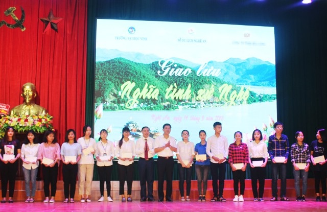 "Nghĩa tình xứ Nghệ" hướng về học sinh nghèo vùng lũ" - 1 Trao học bổng cho các sinh viên nghèo vượt khó học giỏi tại Đại học Vinh