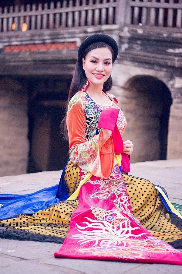 Bất ngờ tà áo tứ thân của Trần Huyền Nhung xuất hiện ở phố lồng đèn Hội An - 5 Bất ngờ tà áo tứ thân của Trần Huyền Nhung xuất hiện ở phố lồng đèn Hội An - 5