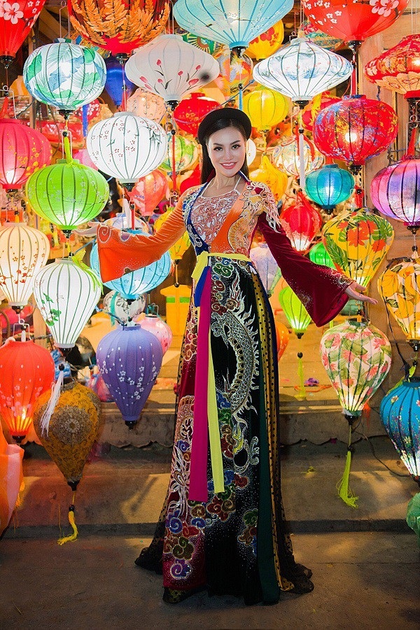Bất ngờ tà áo tứ thân của Trần Huyền Nhung xuất hiện ở phố lồng đèn Hội An - 7 Bất ngờ tà áo tứ thân của Trần Huyền Nhung xuất hiện ở phố lồng đèn Hội An - 7