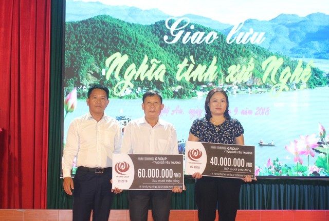 "Nghĩa tình xứ Nghệ" hướng về học sinh nghèo vùng lũ" - 2 Đại diện Ban tổ chức trao 100 triệu đồng cho Trường Phổ thông dân tộc bán trú THCS Nậm Típ và Trường Mầm non Mường Típ (xã Mường Típ, huyện Kỳ Sơn, Nghệ An) khắc phục hậu quả lũ lụt xảy ra vào cuối tháng 8