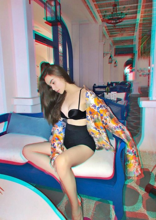 Mai Phương Thúy cảm thấy "nợ" khán giả vì scandal 6 năm trước - 13 NTK Lý Quí Khánh đăng ảnh gợi cảm của Hà Hồ kèm chú thích ca ngợi đàn chị hết lời: Tương lai trước khi đi bơi phải hơi thẫn thờ thế này nha. Tinh thần của bộ sưu tập một mẫu thiết kế. Hồ Ngọc Hà siêu sao, siêu mẫu, siêu dễ thương, siêu từ thiện, siêu bỏ qua, siêu nhẹ dạ, siêu nhân nhưng không hát siêu thị, kị siêu quậy nha.