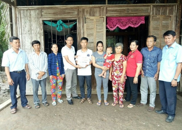 Hơn 147 triệu đồng đến với bé 1 tuổi “chống chọi” bệnh tim từng ngày - 2 PV Dân trí cùng đại diện lãnh đạo Hội, Ban ngành địa phương trao tiền bạn đọc đến gia đình anh Võ Thanh Nhũ.