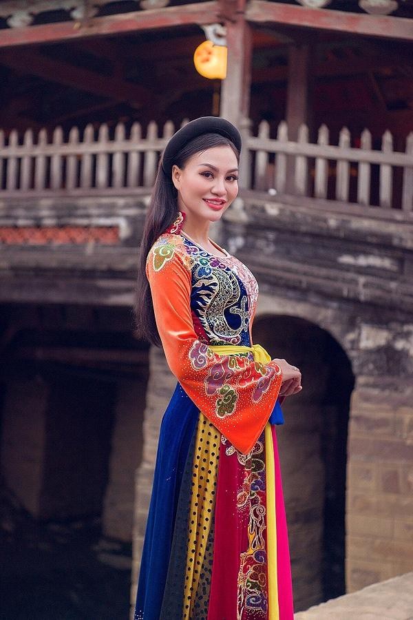 Bất ngờ tà áo tứ thân của Trần Huyền Nhung xuất hiện ở phố lồng đèn Hội An - 1 Bất ngờ tà áo tứ thân của Trần Huyền Nhung xuất hiện ở phố lồng đèn Hội An - 1