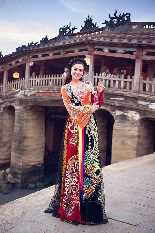 Bất ngờ tà áo tứ thân của Trần Huyền Nhung xuất hiện ở phố lồng đèn Hội An - 3 Bất ngờ tà áo tứ thân của Trần Huyền Nhung xuất hiện ở phố lồng đèn Hội An - 3