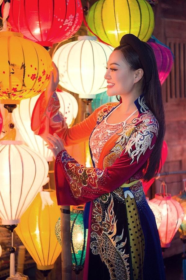 Bất ngờ tà áo tứ thân của Trần Huyền Nhung xuất hiện ở phố lồng đèn Hội An - 4 Bất ngờ tà áo tứ thân của Trần Huyền Nhung xuất hiện ở phố lồng đèn Hội An - 4