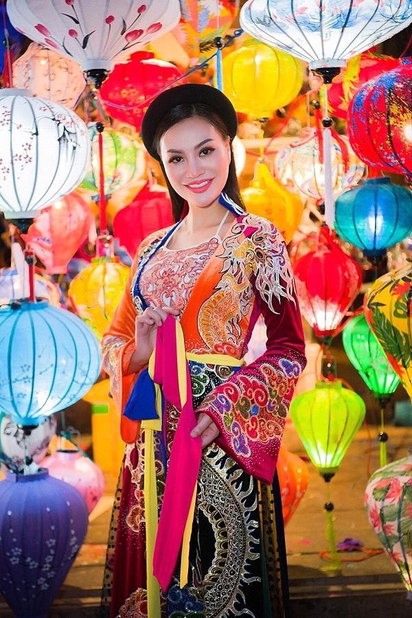 Bất ngờ tà áo tứ thân của Trần Huyền Nhung xuất hiện ở phố lồng đèn Hội An - 6 Bất ngờ tà áo tứ thân của Trần Huyền Nhung xuất hiện ở phố lồng đèn Hội An - 6