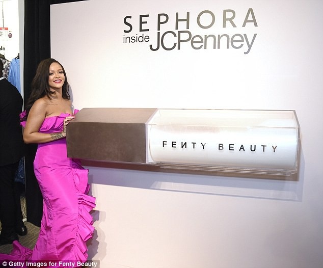 Rihanna rực rỡ với váy hồng - 4
Rihanna ăn mừng nhãn hiệu mỹ phẩm Fenty của cô đạt doanh thu 100 triệu USD sau 40 ngày ra mắt