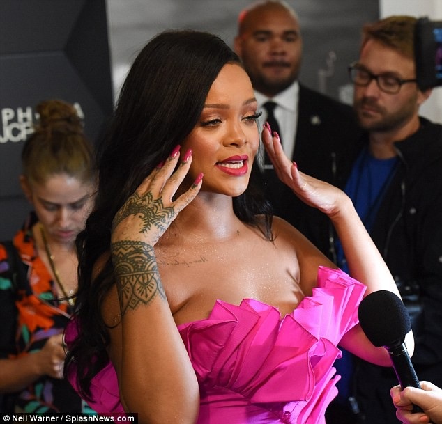 Rihanna rực rỡ với váy hồng - 8
Cách đó ít ngày, ca sỹ da màu đã ra mắt bộ sưu tập nội y mới do chính cô thiết kế