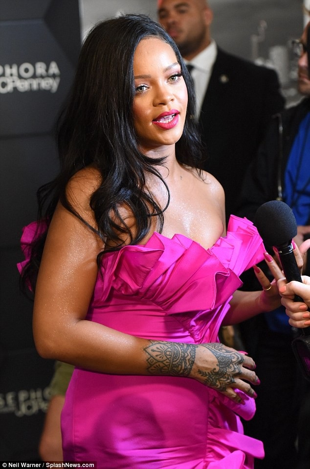 Rihanna rực rỡ với váy hồng - 9
Rihanna là một trong những ngôi sao người Barbados thành công nhất thế giới.