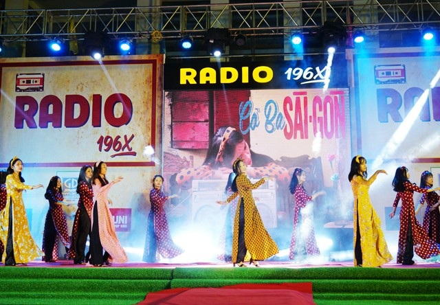 Teen trường Huỳnh Thúc Kháng vui tưng bừng với Radio 196x - 4 Thời kỳ 196x xã hội Việt Nam có những chuyển biến mạnh mẽ về đời sống văn hóa với đặc trưng là những chiếc áo dài tân thời khoe vẻ đẹp của người phụ nữ.