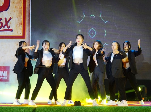 Teen trường Huỳnh Thúc Kháng vui tưng bừng với Radio 196x - 8 Như là một cách nối tiếp văn hóa của thế hệ trẻ. Từ những người phụ nữ an phận họ đã dần cởi bỏ rào cản để thể hiện bản thân, trở nên mạnh mẽ, quyết đoán...