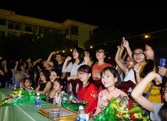 Teen trường Huỳnh Thúc Kháng vui tưng bừng với Radio 196x - 9 Radio 196x là một bữa tiệc âm nhạc và màu sắc để chào đón tân học sinh Trường Huỳnh Thúc Kháng hay còn gọi là Trường Quốc học Vinh - ngôi trường có lịch sử gần 100 năm hình thành và phát triển.