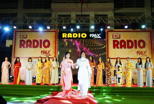 Teen trường Huỳnh Thúc Kháng vui tưng bừng với Radio 196x - 6 Phần trình diễn áo dài tân thời do các người mẫu không chuyên - nữ sinh Trường THPT Huỳnh Thúc Kháng là một điểm nhấn đặc biệt của chương trình