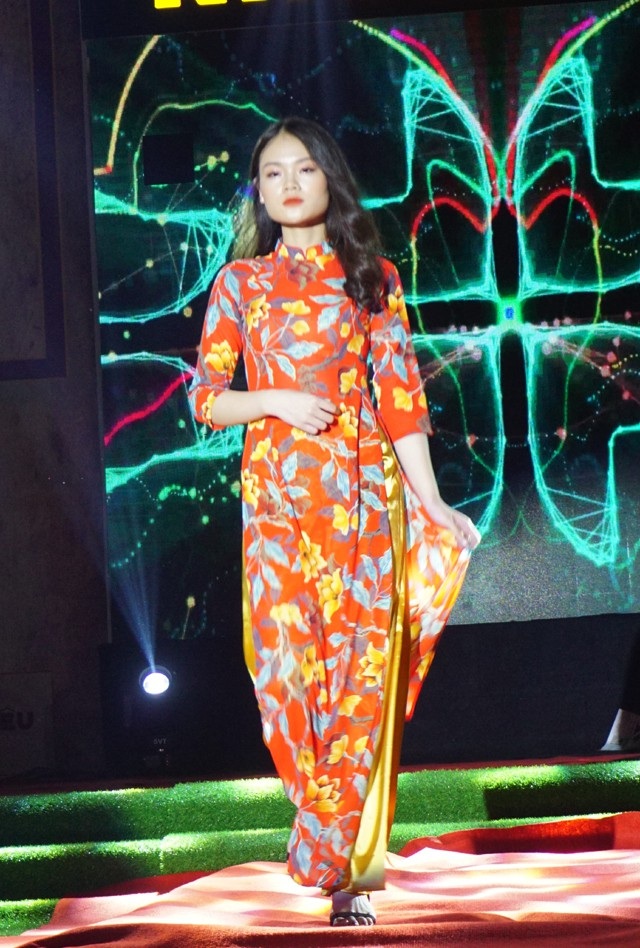 Teen trường Huỳnh Thúc Kháng vui tưng bừng với Radio 196x - 5 Theo Ngọc Anh - Ban tổ chức chương trình thì Radio 196x tái hiện lại những điều đẹp đẽ, đặc trưng của tuổi học trò và văn hóa Việt Nam từ những năm 60 cho đến hiện tại qua nét đẹp văn hóa truyền thống là tà áo dài để từ đó, thế hệ trẻ có cơ hội hiểu rõ hơn về thời kì của những thế hệ đi trước.