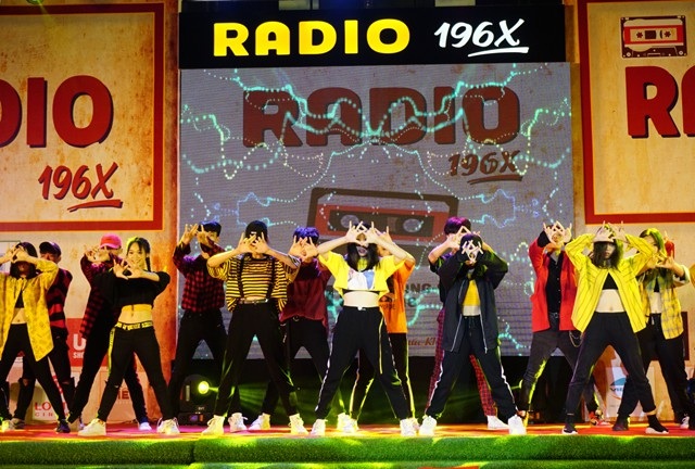 Teen trường Huỳnh Thúc Kháng vui tưng bừng với Radio 196x - 10 Tiết mục nhảy hiện đại hết sức sôi động của học sinh Trường Huỳnh Thúc Kháng và các khách mời là những nhóm nhảy đang được giới trẻ thành Vinh yêu thích.