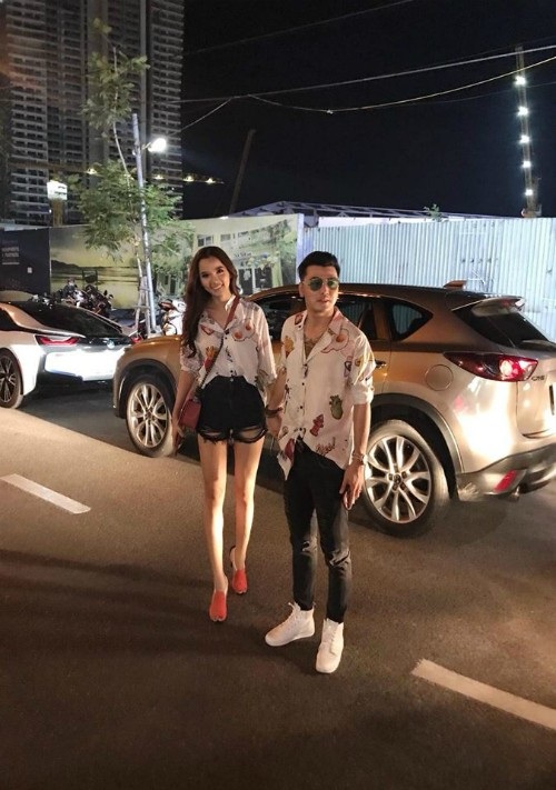 Mai Phương Thúy cảm thấy "nợ" khán giả vì scandal 6 năm trước - 3 Ca sĩ Ưng Hoàng Phúc và vợ Kim Cương chụp ảnh khi nắm tay nhau đi ăn với trang phục đôi giản dị