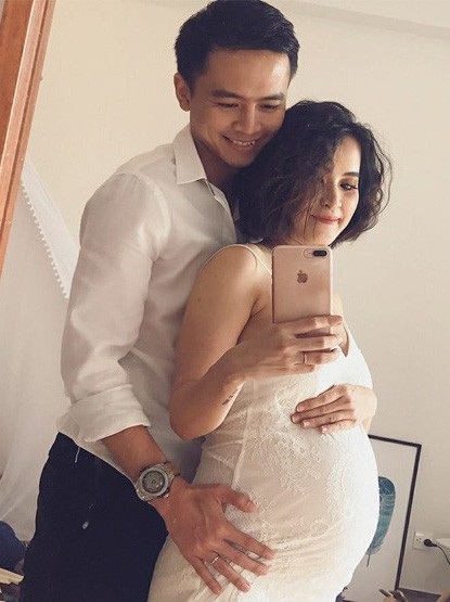 Những cặp đôi “phim giả tình thật” của showbiz Việt - 10 Sau lần chào hỏi đó, chúng tôi trở nên thân thiết hơn, tôi cũng cởi mở hơn với anh. Ở hậu trường, chúng tôi khá ăn ý khi tung hứng, pha trò. Sau hai tuần, tôi nhận lời yêu Văn Anh. Mối quan hệ bắt đầu từ đây - Tú Vi tâm sự.