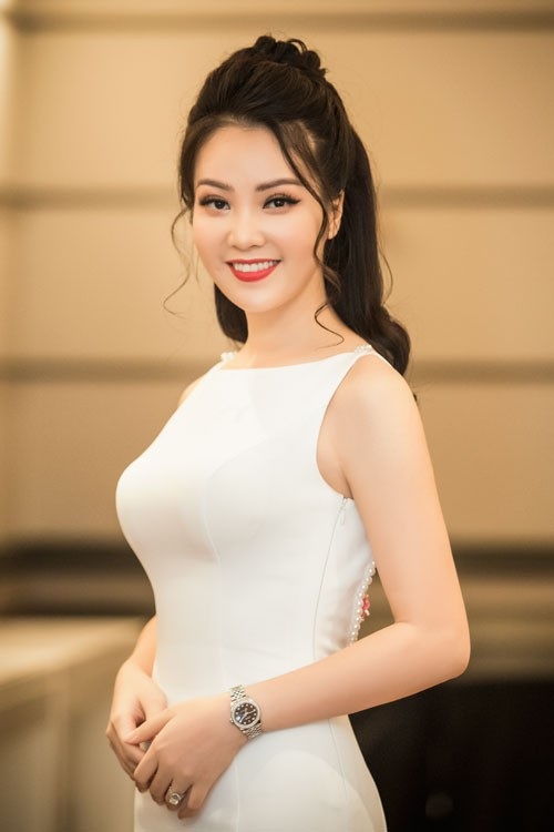 Hành động khó ngờ của Cường Đôla; phản ứng lạ của Nhã Phương cùng “tình cũ” Trường Giang - 5 “Một số cô gái trẻ đang lấy danh hiệu để mua bán. Cuối cùng cái họ nhận được là con số 0, là nỗi đau của gia đình và sự chỉ trích của xã hội!”, Á hậu Thụy Vân chia sẻ trước thông tin một bộ phận những cô gái trẻ đem danh hiệu, giá trị bản thân ra để mua bán, đổi chác”.
