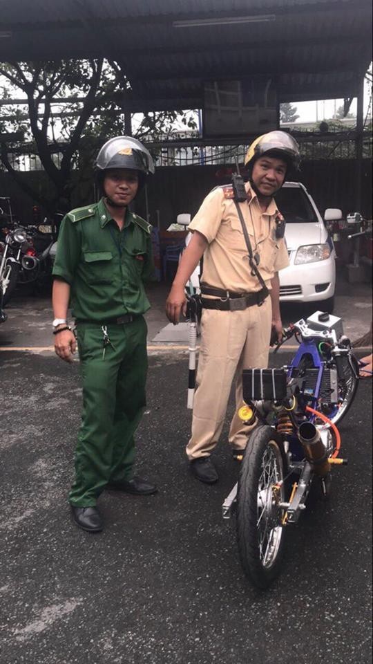 Tai nạn thảm khốc và bức hình chân dung liệt sĩ trong hố chôn tập thể - 4
Nhiều người đang lưu thông trên xa lộ Hà Nội ở cửa ngõ phía Đông TPHCM chứng kiến nam thanh niên chạy chiếc xe “quái thú”, nẹt bô inh ỏi. Chiếc xe này sau đó đã bị cảnh sát giao thông giữ lại. (Ảnh: Đăng Lê)